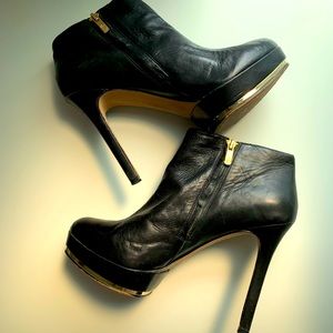 VINCE CAMUTO size 11 black leather booties